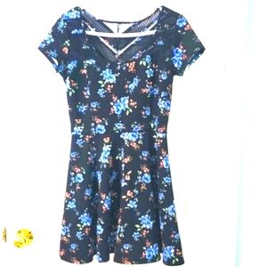 Jessica Simpson Women's Pleated Floral Dress Size M